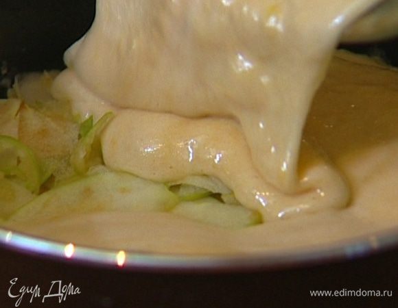 Уложить один слой яблок в глубокую форму для выпечки, присыпать оставшимся сахаром, выложить 1/3 теста, равномерно распределить. Затем опять слой яблок, еще часть теста, опять яблоки и оставшееся тесто.