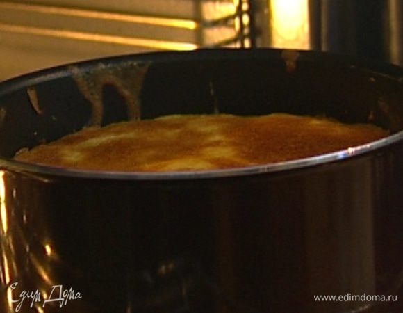 Отправить пирог в разогретую духовку на 40 минут, готовность проверить зубочисткой — она должна остаться сухой.