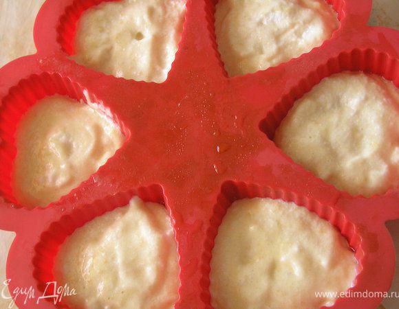 В силиконовые формы для маффинов или кексов распределить тесто на 1/3 высоты (у меня на 1/2).