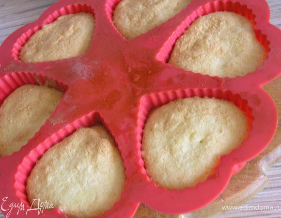 Выпекать при 160*С 20-25 минут. Если будете выпекать в большой форме для кексов, то понадобится 50-60 минут. Готовность проверить деревянной шпажкой.