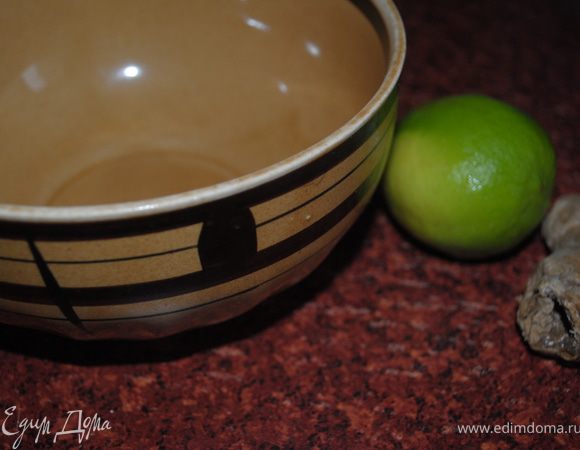 Имбирь, чеснок очистить, потереть, с лайма выдавить сок.