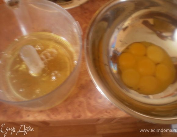 Яйца хорошо охладить, отделить белки от желтков.