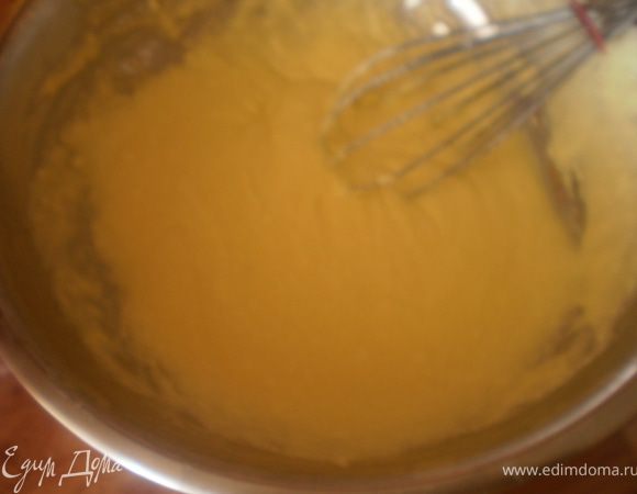 Масло растереть с сахарной пудрой и желтками до получения однородной массы.
