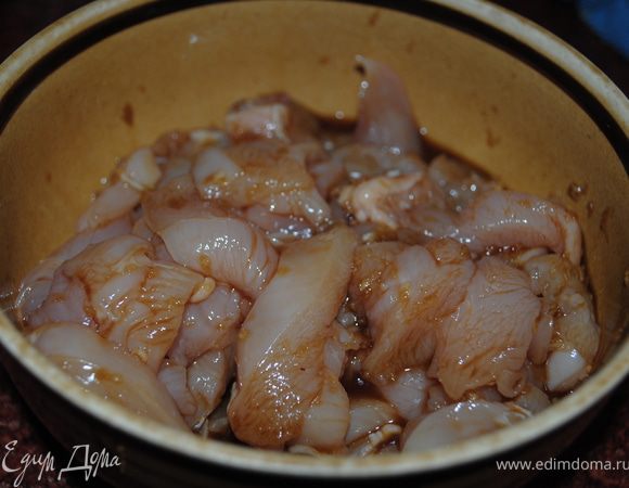 курицу нарезать полосками и замариновать на час в соусе.