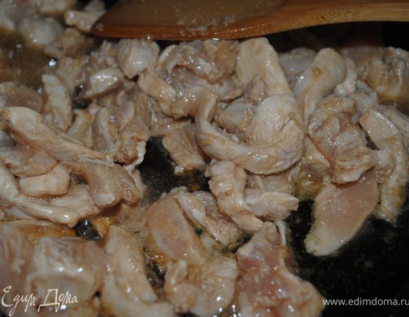 Через час курицу выложить на разогретую сковородку и начать жарить.