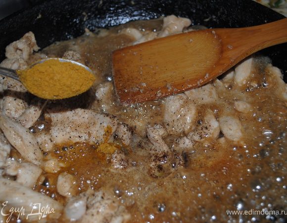 Через 7 минут добавить ложку карри