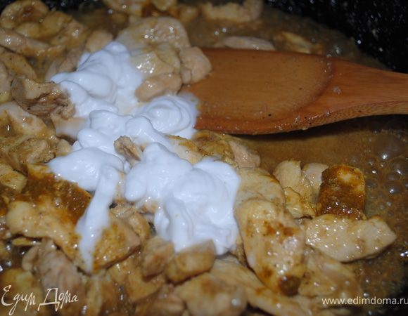 А через 10 кокосовое молоко и протушить еще минут 7, отдельно сварить рис.