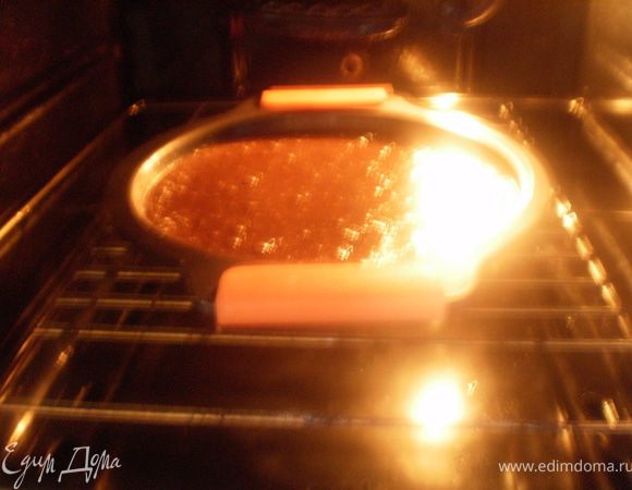 Вылить в форму и выпекать при 180 градусах до готовности. 