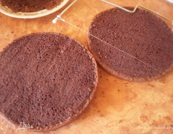 Я выпекала два коржа, один побольше, его разрезала на два, второй меньше, у него только срезала купол.