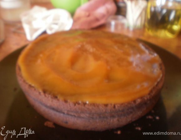 Коржи промазать абрикосовым конфитюром. По рецепту  конфитюр нужно нагреть и протереть через сито, но у меня домашний конфитюр, протертый еще при приготовлении.