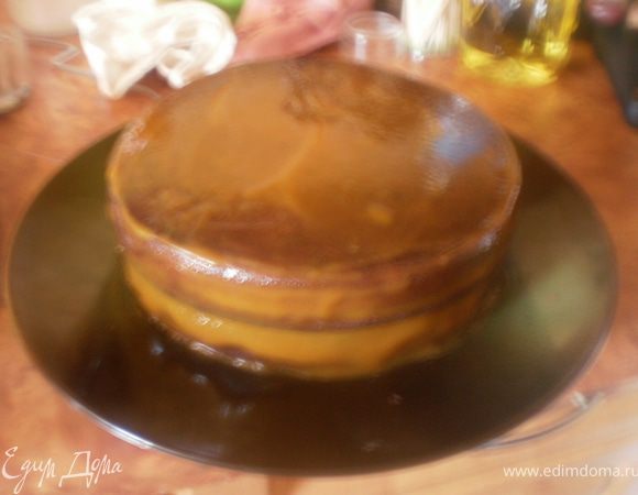 Весь торт покрыть тонким слоем конфитюра, поставить в холодильник на час.