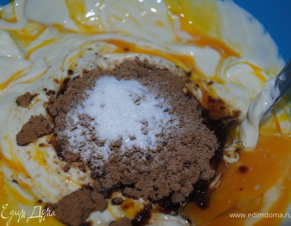 Добавить сахар и ванилин и все очень хорошенько перемешать. Всыпать муку и еще раз перемешать