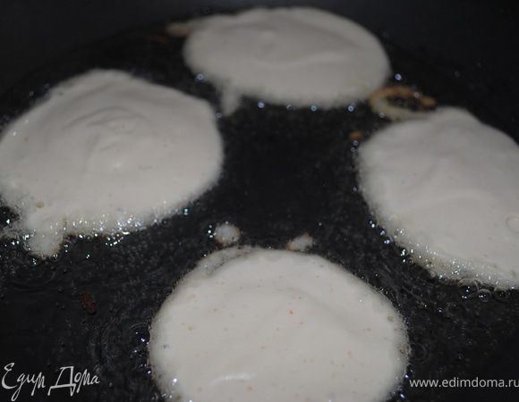 На разогретую сковородку наливаем масла, и ложкой выкладываем оладки