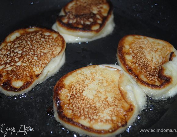 Когда они с одной стороны подрумянятся, выложить на тарелку