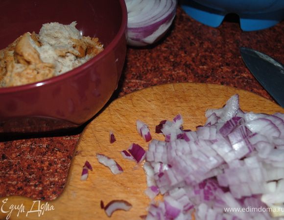 Булочку замочить в молоке, отжать. Лук нарезать кубиками, добавить в фарш.