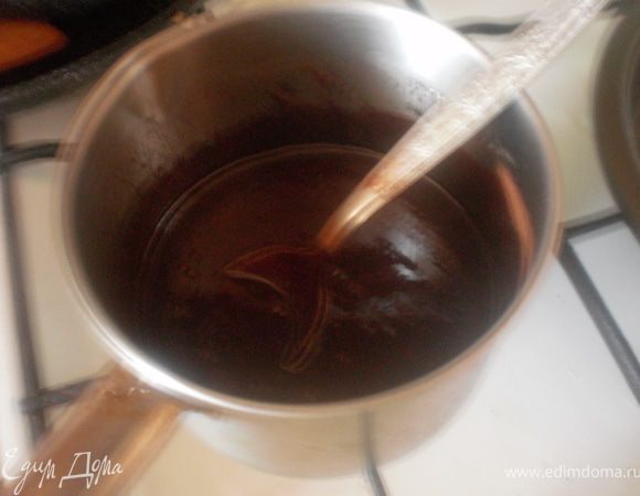 Приготовить глазурь. В растопленный шоколад добавить молоко, хорошо размешать, добавить сливочное масло, еще раз размешать. Масса должна быть однородной.