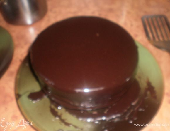 Покрыть торт глазурью, охладить.