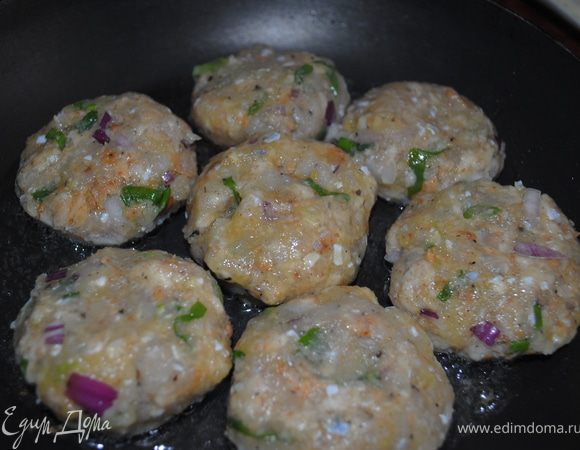 Сформировать котлетки и обжарить на сковородке немного с двух сторон.