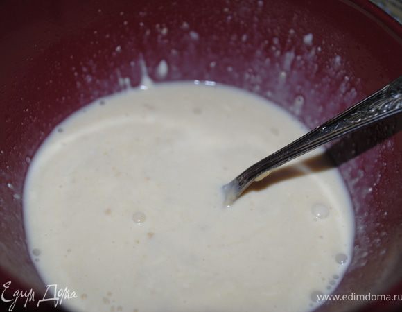 Добавить сметану и майоран, поперчить немного