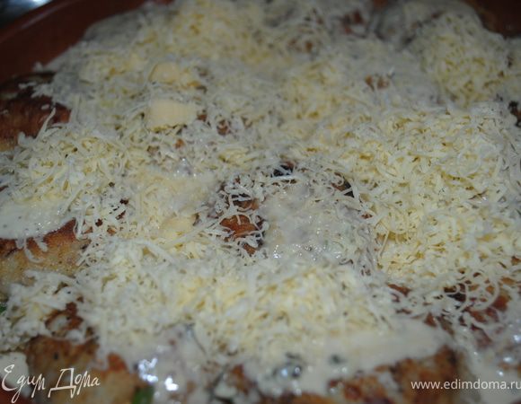 Присыпать сыром и запекать минут 25