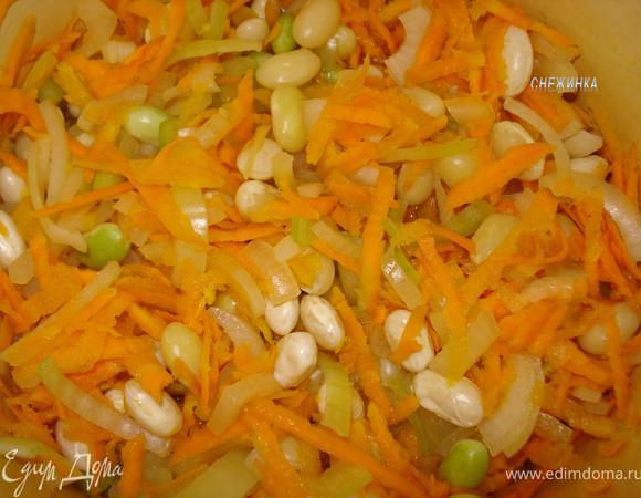 Когда закипит, положить нарезанный лук, морковь, натертую на терке. Посолить все. Варить до готовности. Свежая фасоль вариться где-то минут 45.