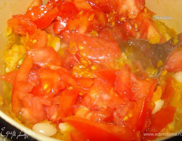 За 10 минут до готовности добавить 2 ст.л. томатной пасты (я брала крупный помидор) и 2 ст.л. растительного масла.