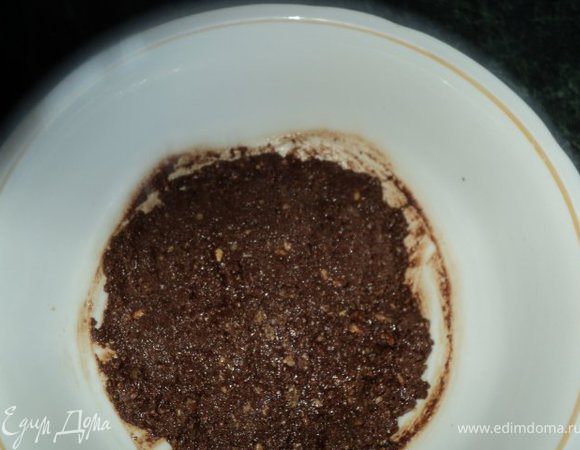 Растопить в микровольновке или на водяной бане шоколад со сливками, перемешать до однородной массы.                                                                                                                      
Смешать орехово-вафельную смесь с шоколадной, поставить на 15мин в холодильник. 
