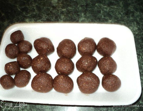 Затем скатать шарики, и снова поставить в холодильник, пока готовится основа и суфле.