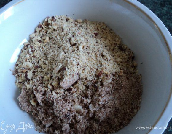 Для основы : измельчить в блендере вафли и орехи, смешать.