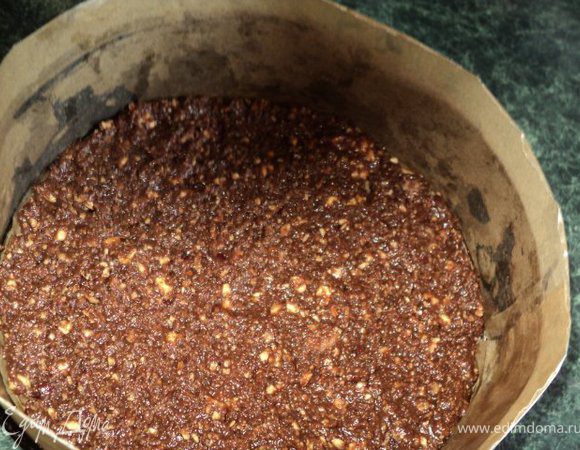 Смешать измельченные вафли, орехи, шоколад. Дно и бока разъемной формы размером 24 см застелить бумагой для выпечки. На дно формы выложить  подготовленную массу, уплотнить ложкой и поставить в холодильник.