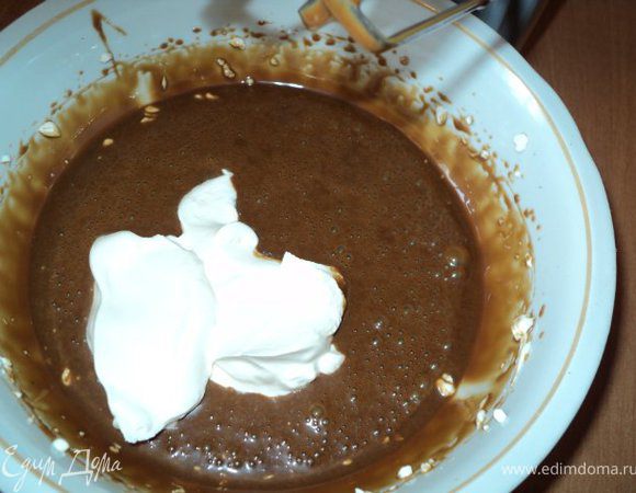 Взбить охлажденные сливки до устойчивый пиков.
В желатин добавить 40гр воды, дать набухнуть, затем распустить на водяной бане.
Взбить сгущенное молоко до разжижения, сначала на низких оборотах миксера, затем на средних. Затем ввести, не переставая взбивать, понемногу взбиты сливки, добавить коньяк и распущенный желатин.
