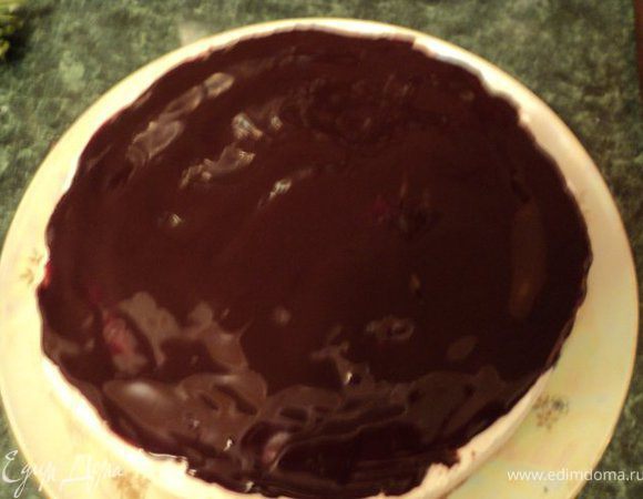 Вынуть торт из формы. Подготовить ганаш: растопить в микроволновке или на водяной бане шоколад со сливками и сливочным маслом, хорошо смешать. Вылить на застывший сливочный крем, разровнять, поставить в холодильник на 15мин.                                                                                                             