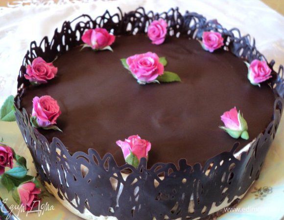 Осторожно снять ленту. Украсить торт по своему усмотрению. Я украсила бутонами живых мелких роз.  Приятного аппетита!