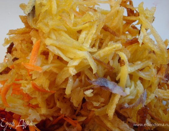 Наверное для приготовления картофеля пай существует специальная терка и, возможно, используется агрегат типа фритюрницы. У меня таких приспособлений нет и я сделала вот так.
На крупной терке натерла подготовленный картофель, выложила в дуршлаг, чтобы немного стек сок (тем временем разогрела сковородку с растительным маслом - я использовала кукурузное). Когда сковорода хорошенько разогрелась, выложила на нее маленькую порцию картофеля и быстро-быстро "растрепала" ее при помощи вилки и лопатки. При постоянном помешивании обжарила картошку и выложила ее на бумагу, чтобы стек лишний жир. Получается примерно вот так.