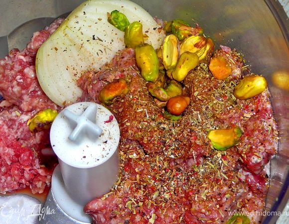 В блендер(комбайн)положить фарш,добавить тимьян,чили,кумин и сумах(оставьте по щепотки всех пряностей они нам пригодятся),фисташки.Измельчить фарш в пульсирующем режиме,не до состояния каши,нет,фисташки дожны быть крупно порублены.