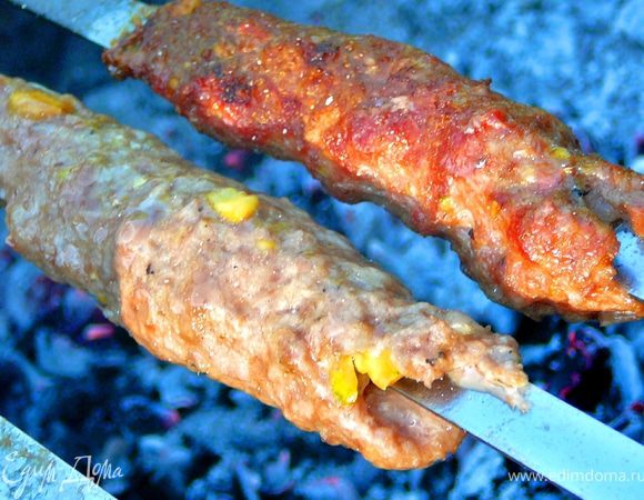 Смочите руки водой,оберните шампура фаршем(очень подробно о технологии обертывания шампуров написано в рецепте Виктории http://www.edimdoma.ru/recipes/23699 ,советую так же попробывать эти замечательные "Чевапчики"не пожалеете,а даже на оборот возьмете на заметку и всякий раз выбираясь на природу будете пользоватся этим рецептом).Два совета от меня.1:прижимайте фарш как можно плотнее к шампуру.2:не пытайтесь приготовить кебаб огромных размеров,мяса на один кебаб надо не много иначе все свалится в угли,переворачивайте кебабы через каждые 2-3минуты. 