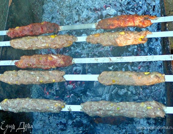 Снять с шампуров уже готовые кебабы,чуть потянув кебаб на себя,а потом от себя и снять.