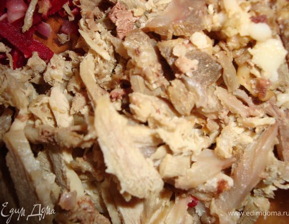 Мелко порезала отварную свинину. В идеале все должно быть нарезано тоненькими брусочками - со стороной ок. 0,3 см. - так мне подавали в кафе, но а я немного упростила процесс.