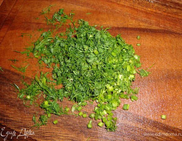 мелко порезать зелень (у меня укроп)...