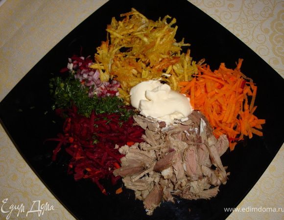 А теперь самое красивое: маленькими горстками (секторами) раскладываем продукты в порционные тарелки, в серединку кладем майонез и... зовем к столу!