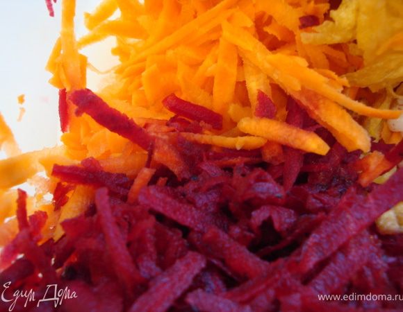 На крупной терке натерла свежие (сырые) морковь и свеклу.