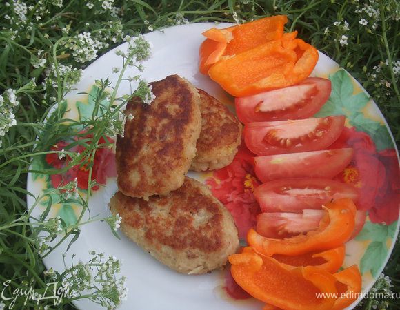В миску положить кускус и залить горячим бульоном, дать настоятся под крышкой 15-20 мин. Берем еще одну миску в которой смешиваем кускус с фаршем, солью, мёдом, перцем, цедрой лимона и размять фету, все это перемешать. у нас получился готовый фарш, из которого делаем небольшие  котлетки. Обжарить на растительном масле с обоих сторон.  