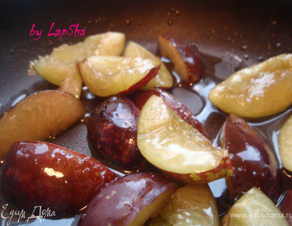 Добавить в сироп сливы и потомить минут 5.