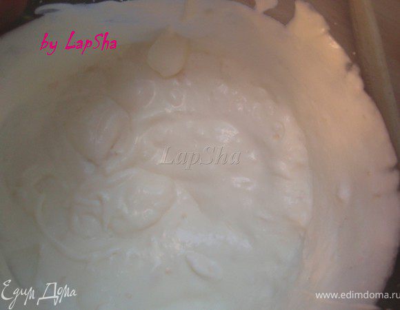 Мусс из белого шоколада:
Взбить охлажденные сливки. На плите или в микроволновке разогреть  белый шоколад. Размешать его до однородной массы, чуть охладить и добавить к сливкам. Ещё немного взбить, чтобы все соеденилось. 