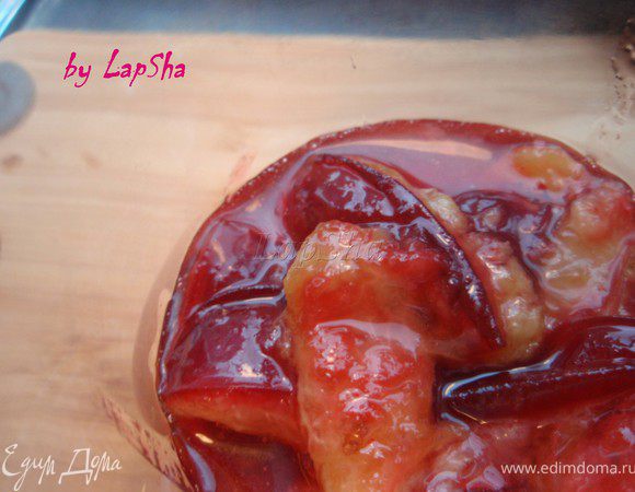 На дно креманки или стакана выложить чуть подостывшие сливы с сиропом.