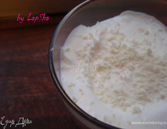 А сверху аккуратно выложить слой мусса. Присыпать тертым белым шоколадом. Приятного аппетита! 