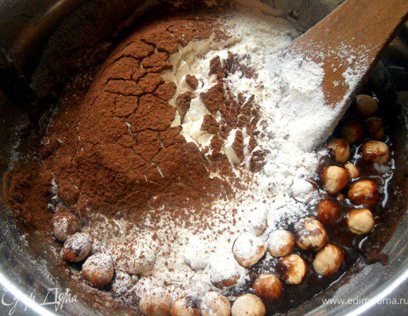 Просеять муку и какао-порошок, размешать. Получится густое и вязкое тесто.