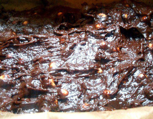 Форму (здесь 25х27 см) для выпекания застелить смазанной маслом бумагой для выпечки. Переложить шоколадную массу, разровнять. Выпекать в предварительно разогретой до 180+- духовке, 20-25 минут. Главная задача не пересушить - брауни должен оставаться слегка влажным, с кремообразной текстурой и эффект "сухой спички" здесб не нужен:) Охладить при комнатной температуре, затем выдержать несколько часов в холодильнике, нарезать.