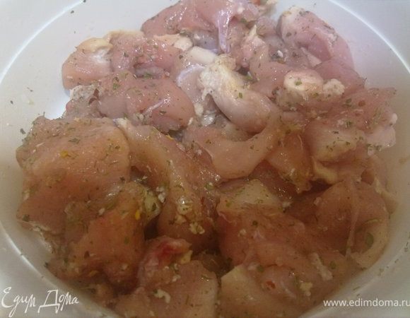 филе посолить, поперчить, добавить специи, дать постоять минут 10-15