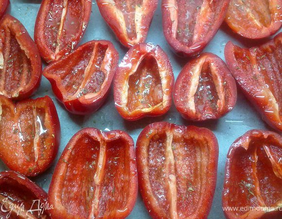 Перец разрезать пополам,освободить от семян. Противень застелить пергаментом,смазать его маслом,выложить на него наш перец. Присолить,посыпать сухими травами,сбрызнуть маслом .